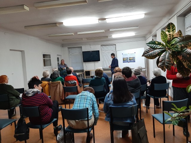 Spotkanie autorskie, sala wypełniona publicznością, prelegenci