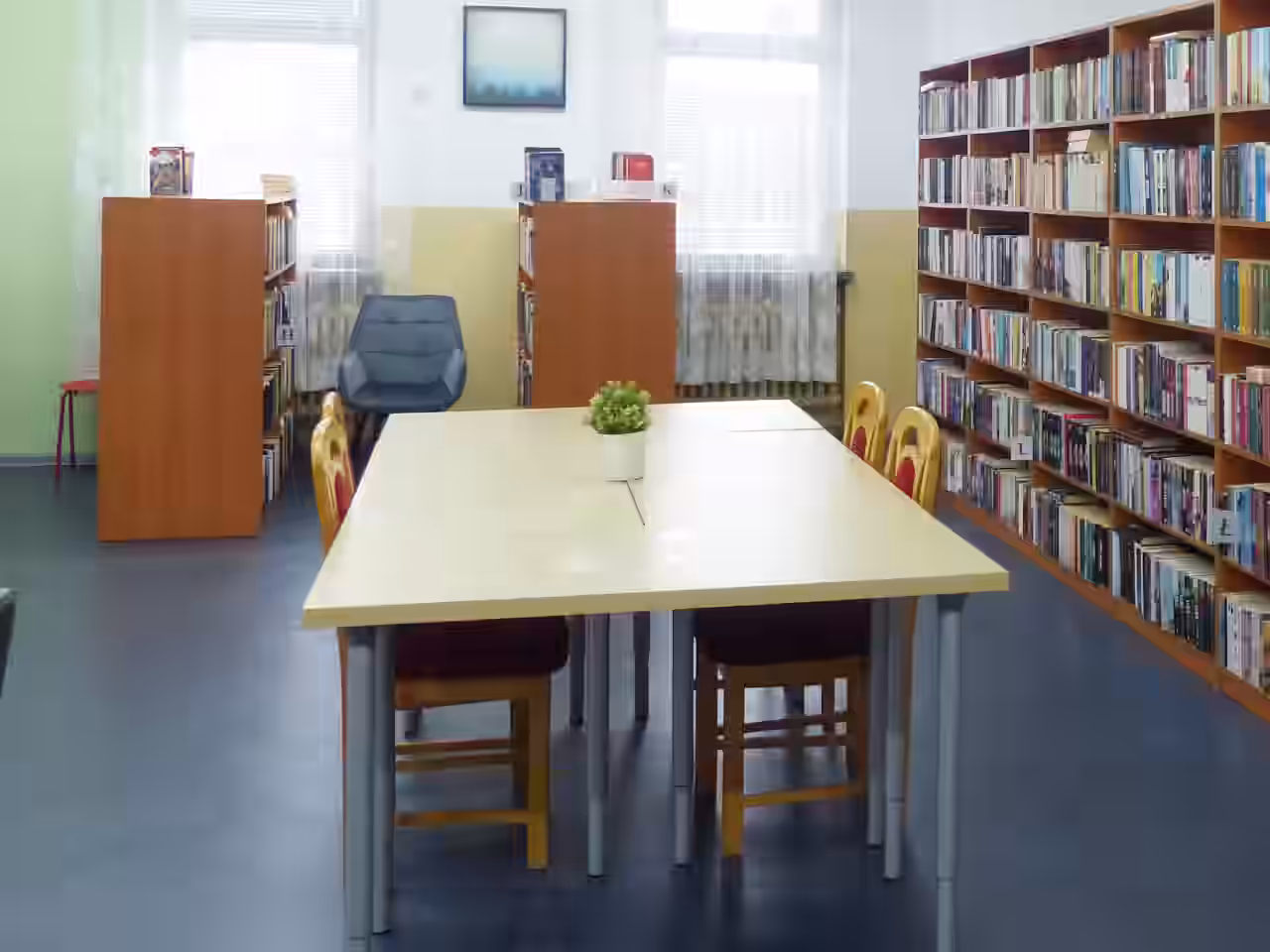 Czytelnia książek i czasopism na miejscu w MPBP.