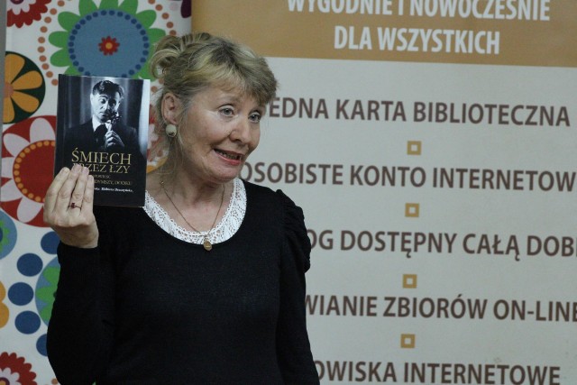 Kobieta trzymająca książkę