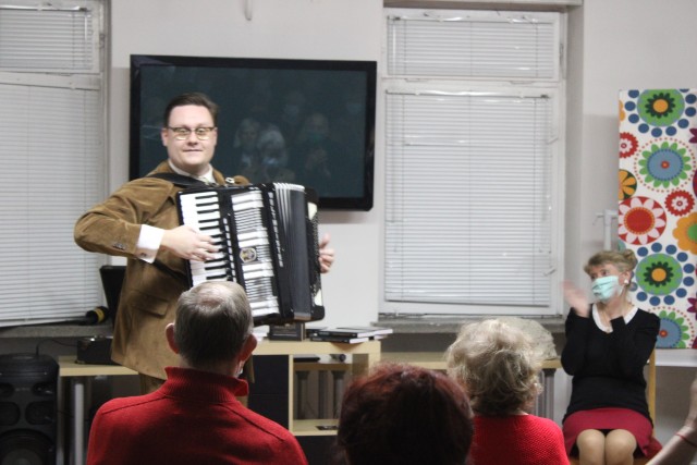 Sala z publicznością, mężczyzna grający na akordeonie