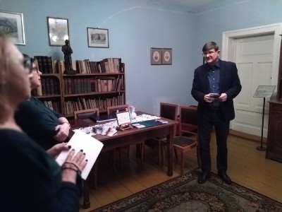Gabinet Hulki Laskowskiego, regał ze starymi książkami, biurko i kilka osób
