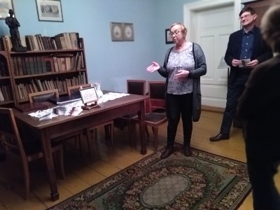 Przemawiająca kobieta w gabinecie Pawła Hulki Laskowskiego