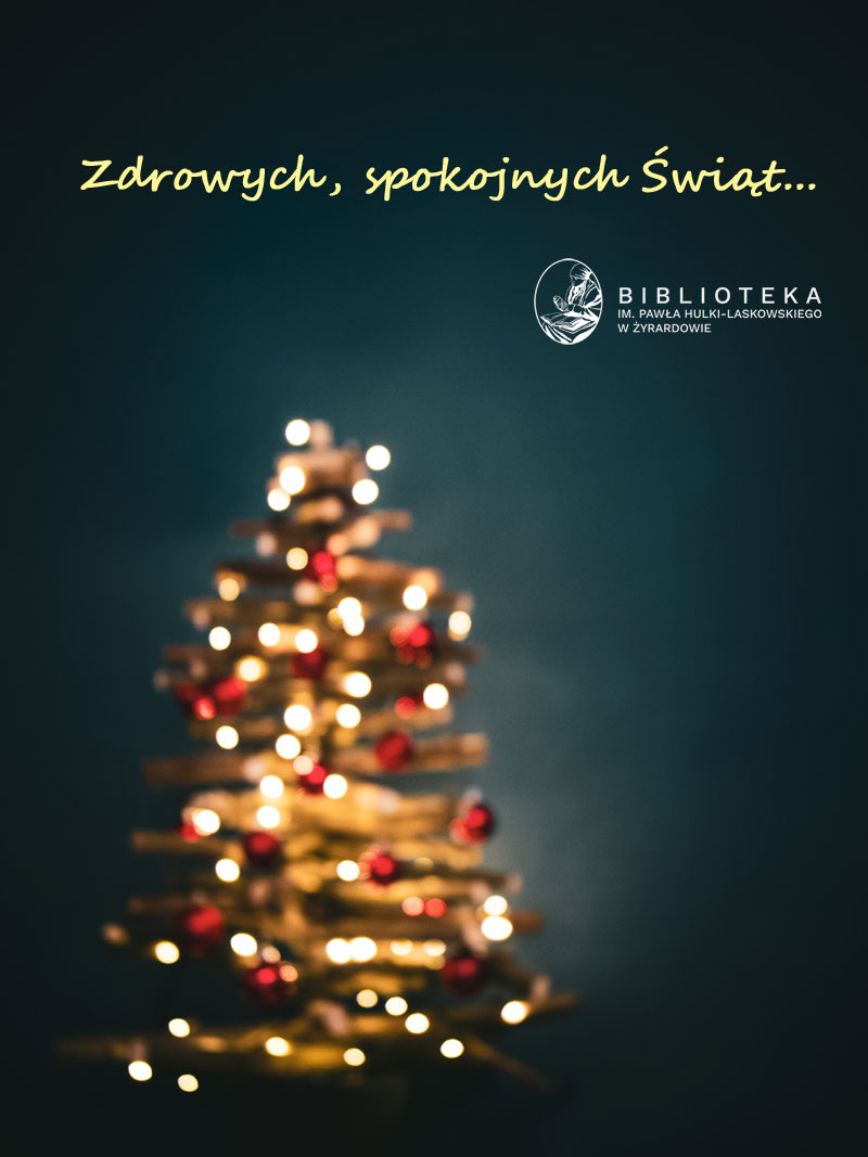Choinka z książek, światełka, napis zdrowych, spokojnych świąt, logo biblioteki w Żyrardowie